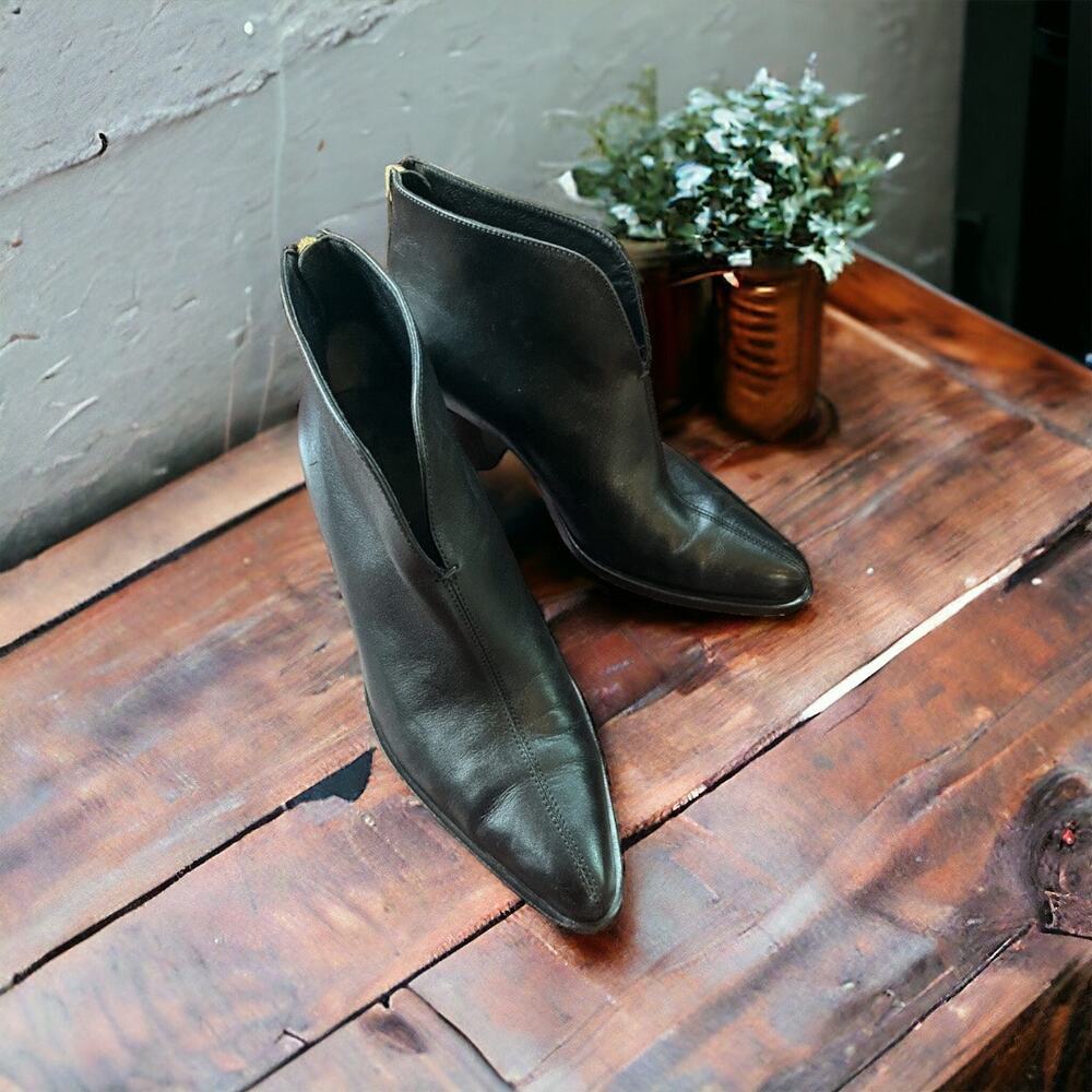 Vince. Plunge Cut Black Leather Ankle Booties Size